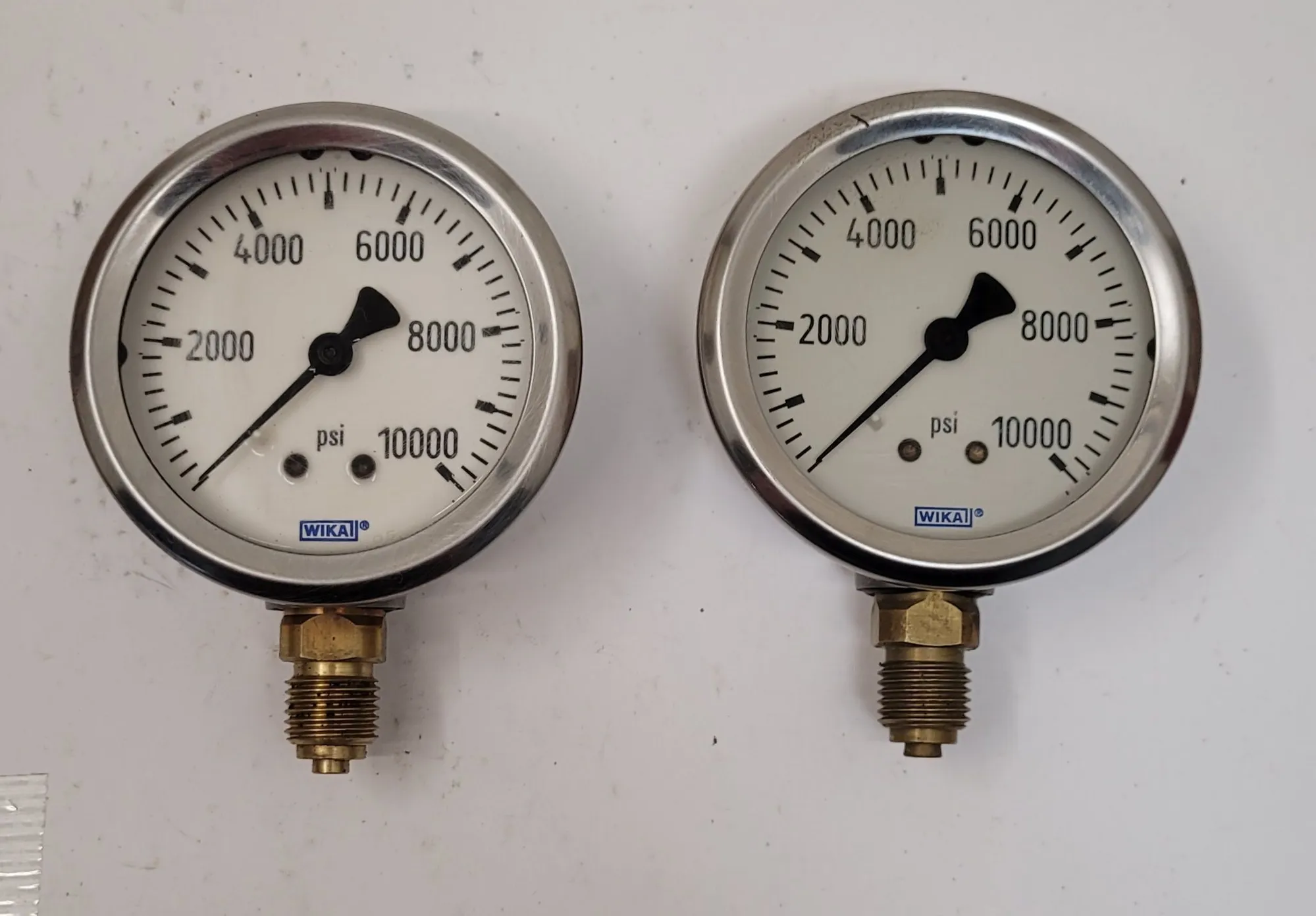 WIKA 213.53 2.5" LIQUID-FILLED PRESSURE GAUGE, 10000 PSI RANGE - undefined