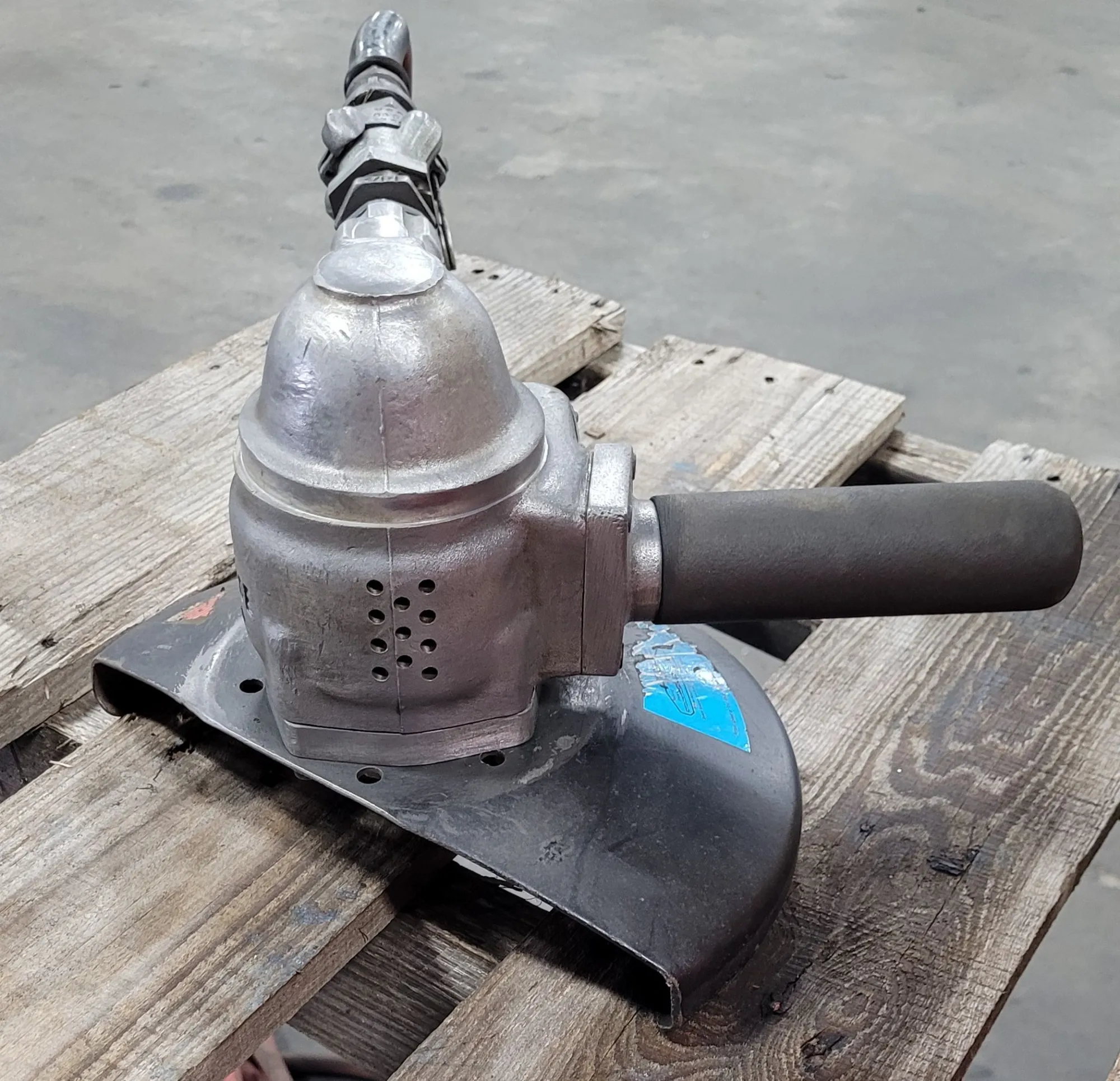 TOP CAT 54 AVK VERTICAL AIR GRINDER, 6000 RPM, 90 PSI, 9" GUARD, HOSE & GRINDING WHEELS - undefined