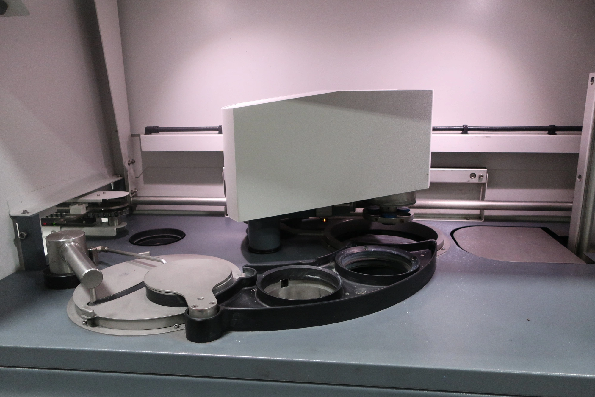 2015 STRUERS HEXAMATIC LAB PREP MACHINE, AUTOMATIC GRINDING & POLISHING, 8 DISC, PC CONTROL - undefined