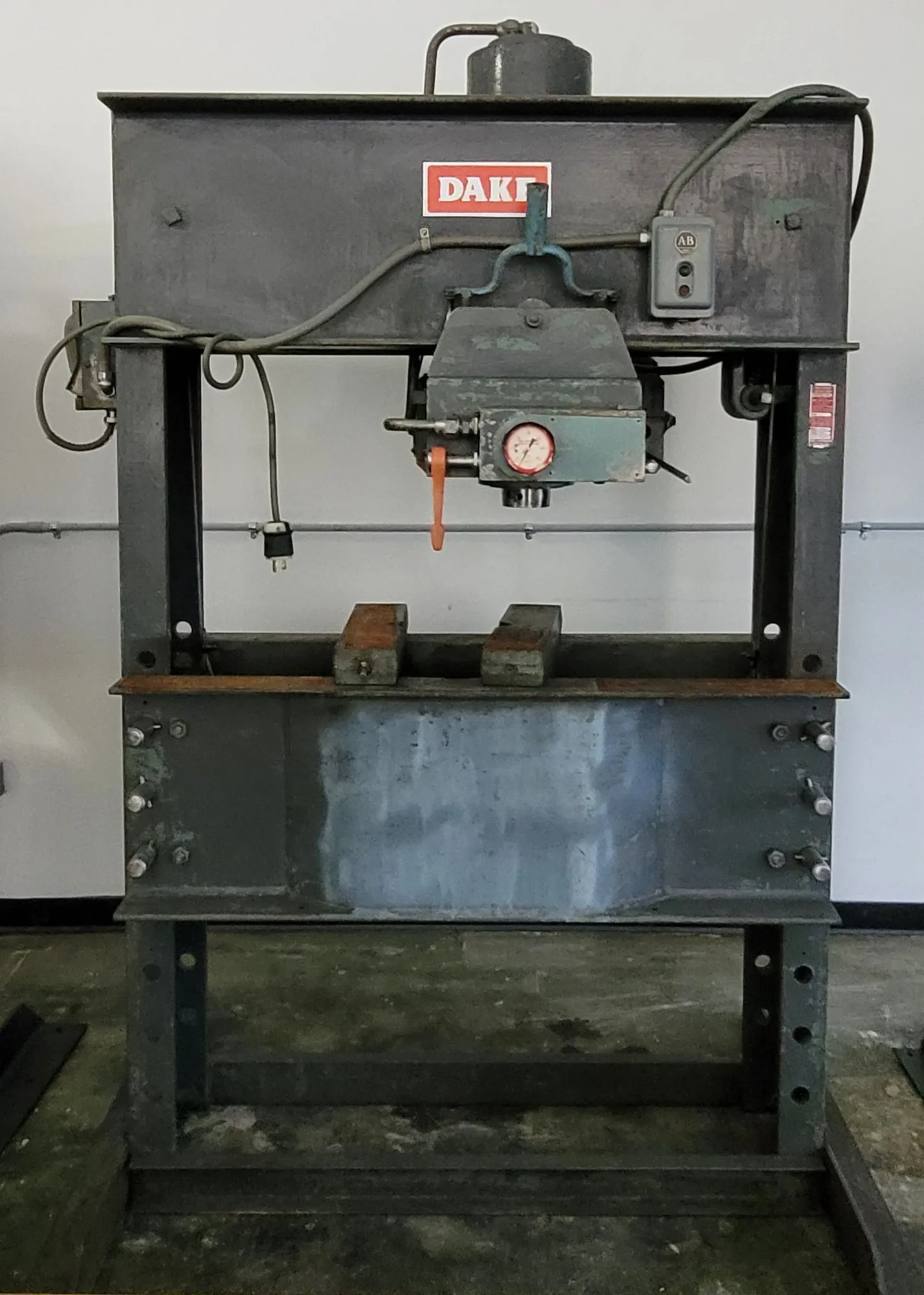 DAKE 5-150A HYDRAULIC H-FRAME PRESS 150-TON, 16" STRK, 24-3/4" HORIZ TRAVEL, 220/440V 3PH, 3000 LBS - undefined