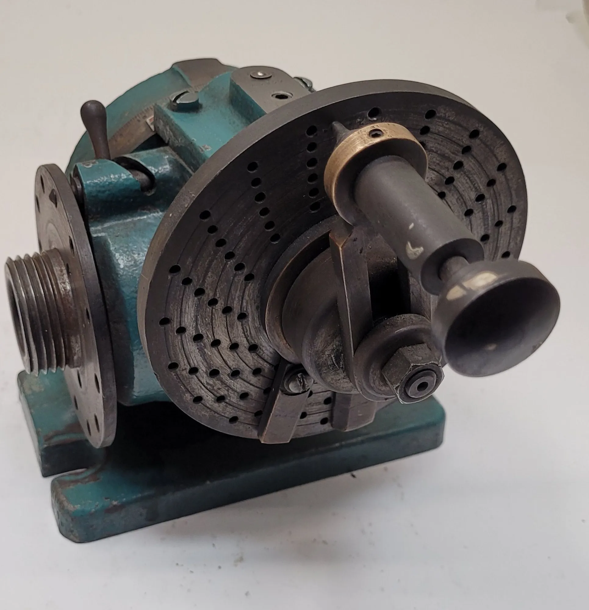 ELLIS DIVIDING INDEXING HEAD - 4-INCH CHUCK CAPACITY - undefined