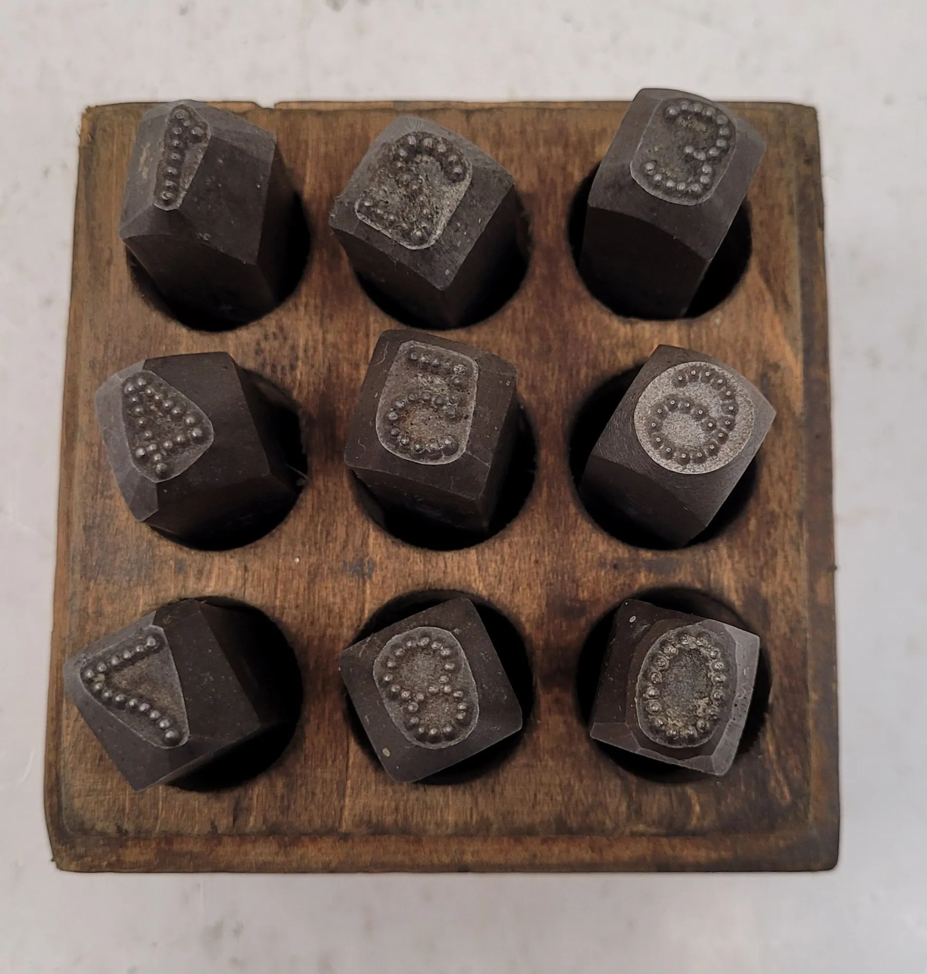 GEORGE SCHMIDT INC HI-LOY 3/8" STAMP SET, 9 PIECE, 0-8 # WITH WOODEN BOX - undefined
