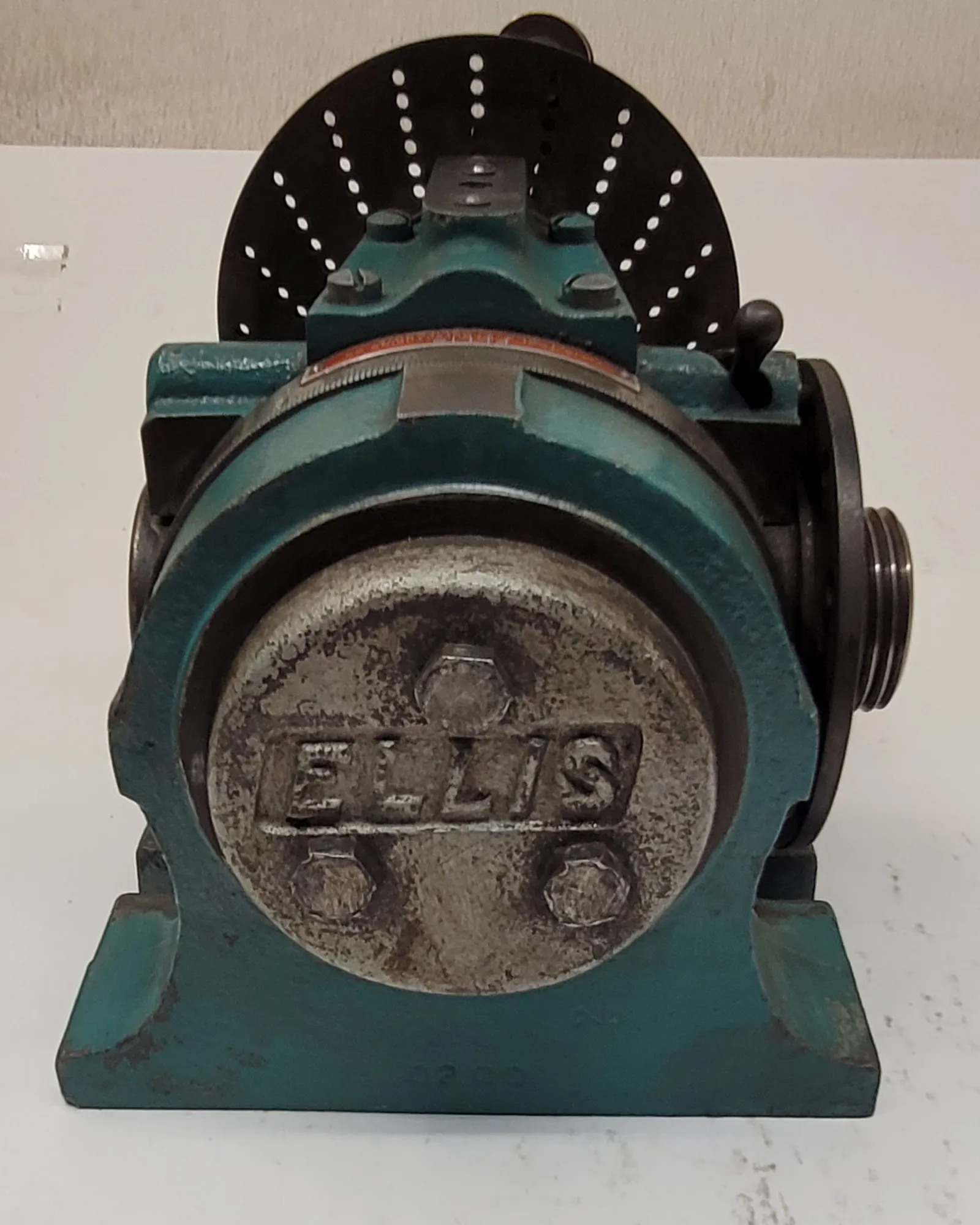 ELLIS DIVIDING INDEXING HEAD - 4-INCH CHUCK CAPACITY - undefined