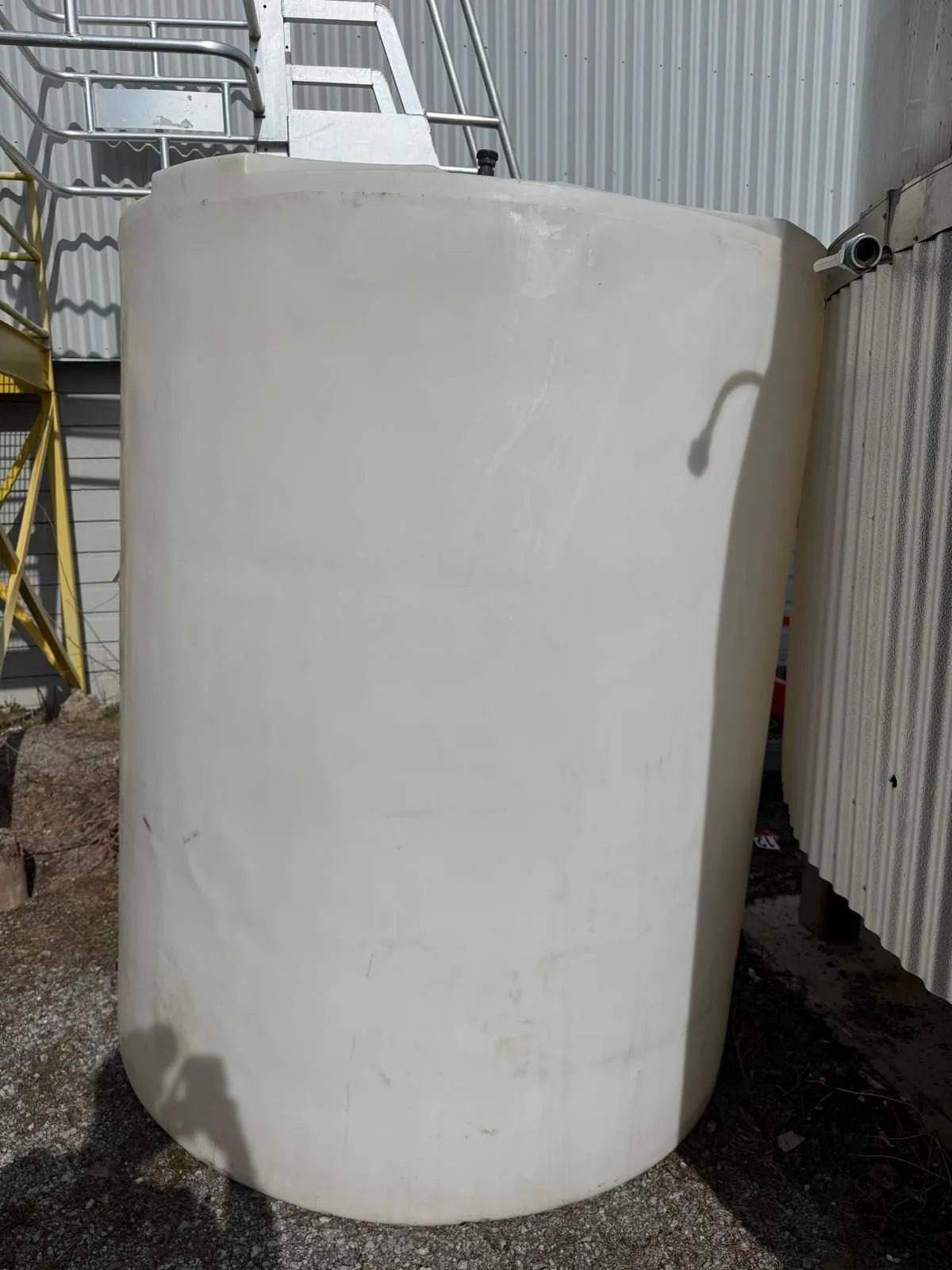 VERTICAL PLASTIC STORAGE TANK, 1200 GAL, HDPE, CYLINDRICAL, FLAT BOTTOM, 65X65X85IN, 220 LBS - undefined