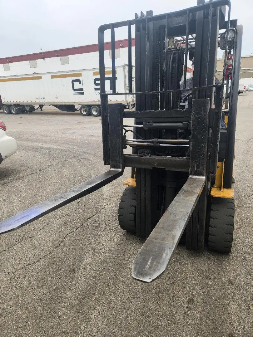 2015 YALE GLC060VXNVSE085 FORKLIFT, 5500LBS LIFT, LPG, 3 STAGE MAST, 48IN FORKS - undefined