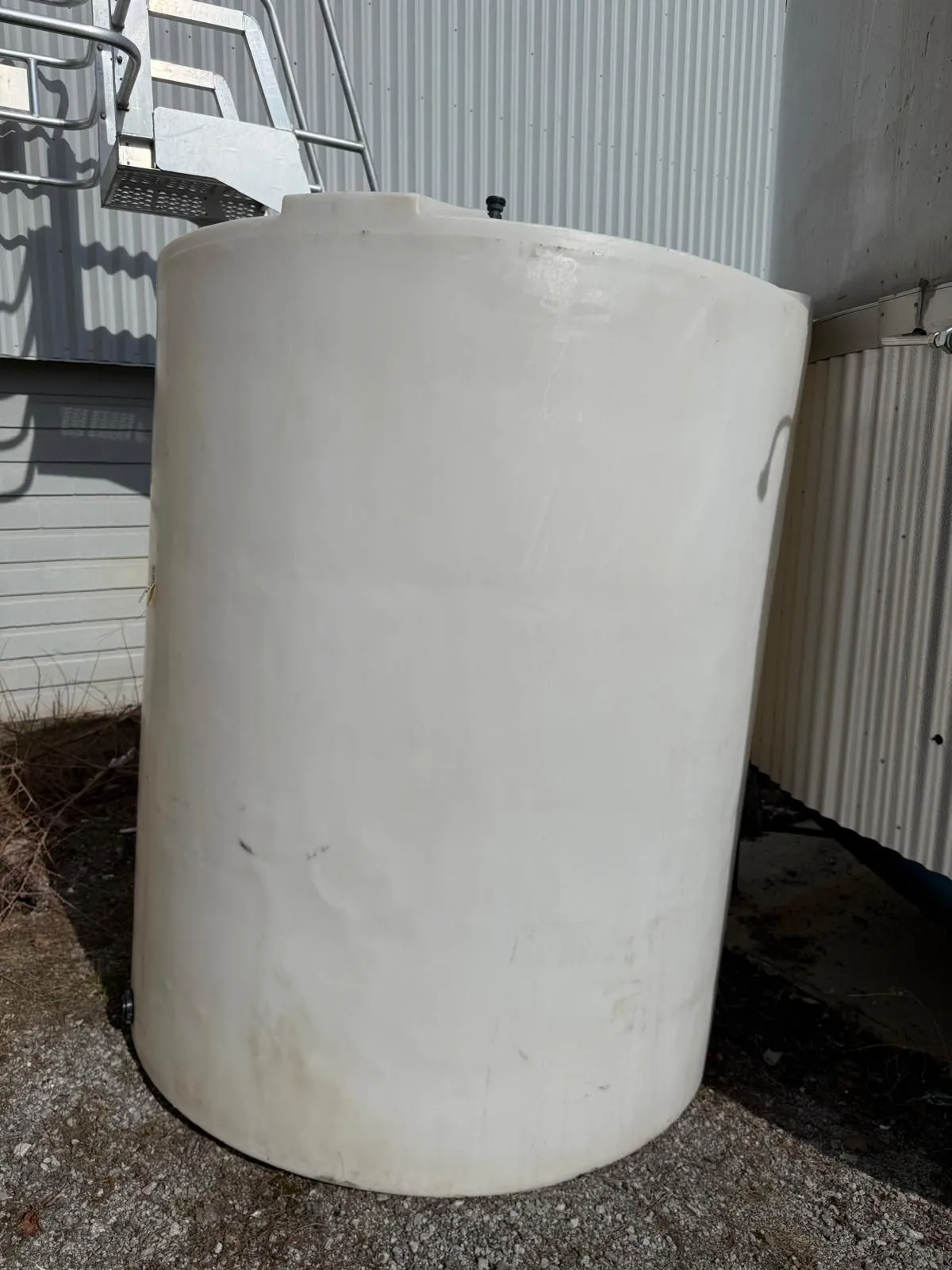 VERTICAL PLASTIC STORAGE TANK, 1200 GAL, HDPE, CYLINDRICAL, FLAT BOTTOM, 65X65X85IN, 220 LBS - undefined