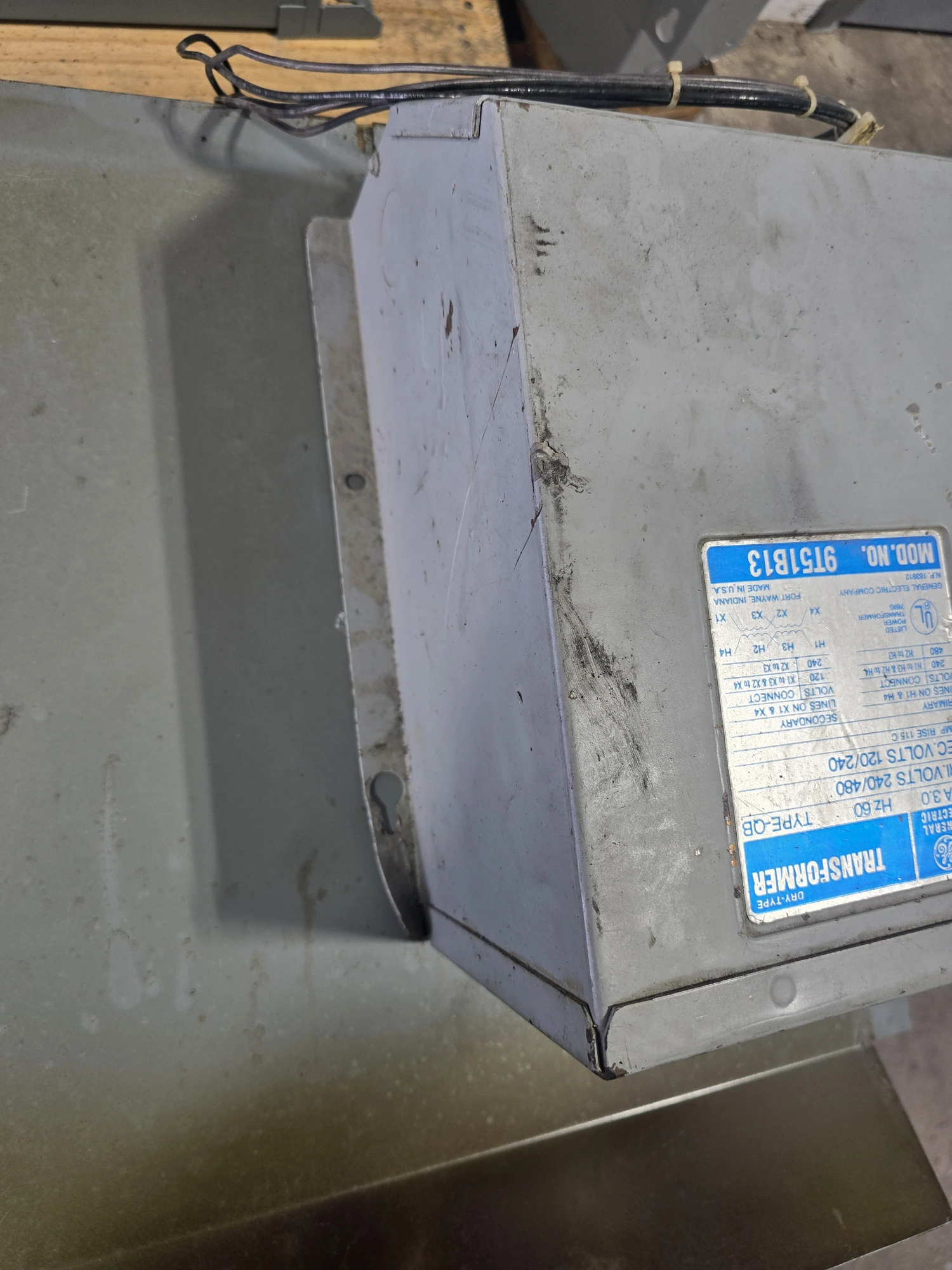 GE 9T51B13 TRANSFORMER, 3.0KVA, 1 PH, DRY TYPE, PRI 240/480V, SEC 120/240V - undefined