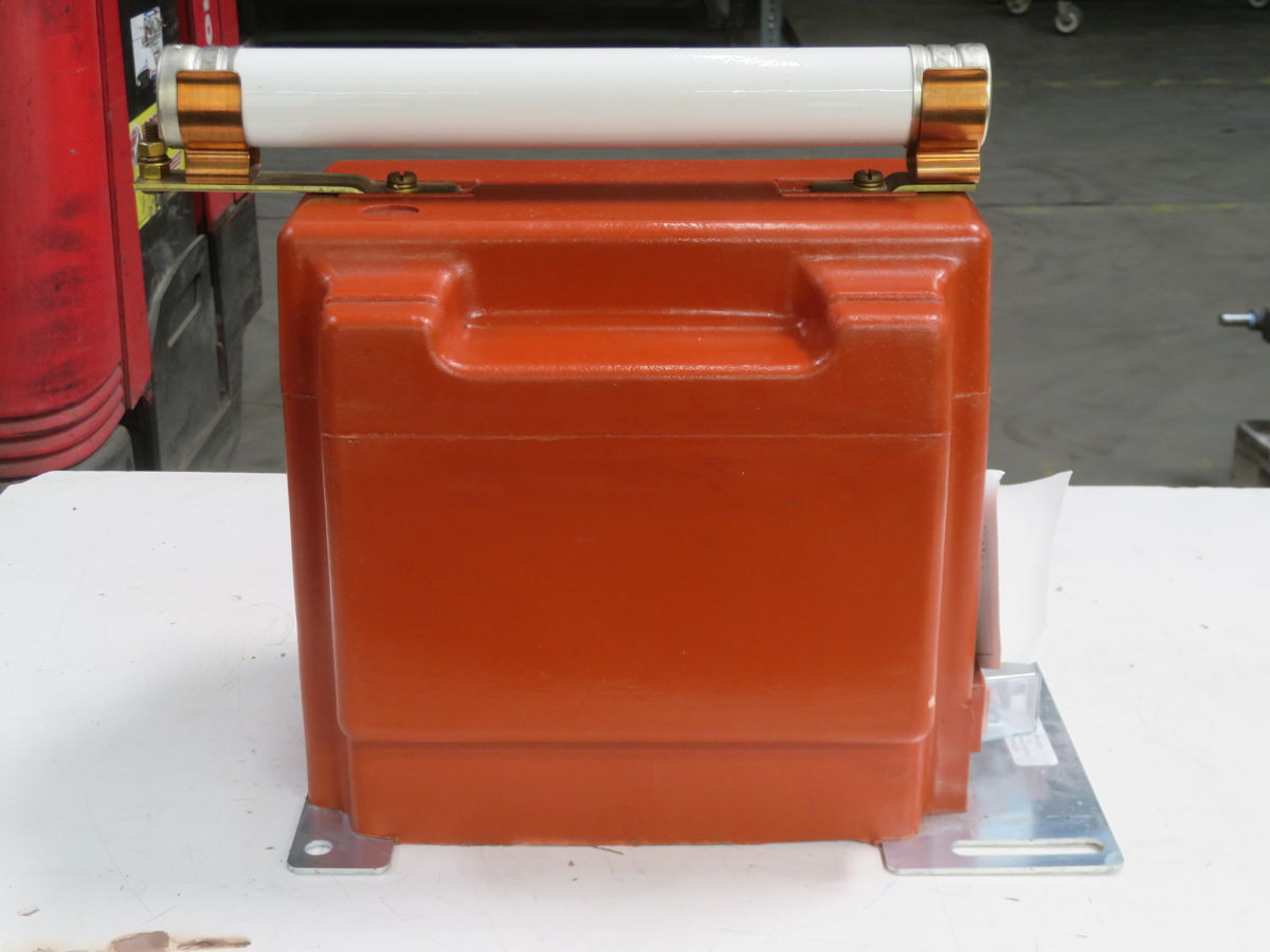 INSTRUMENT TRANSFORMER PTW5-1-110-842F VOLTAGE TRANSFORMER W EATON 15-5CAVH1E FUSE - undefined