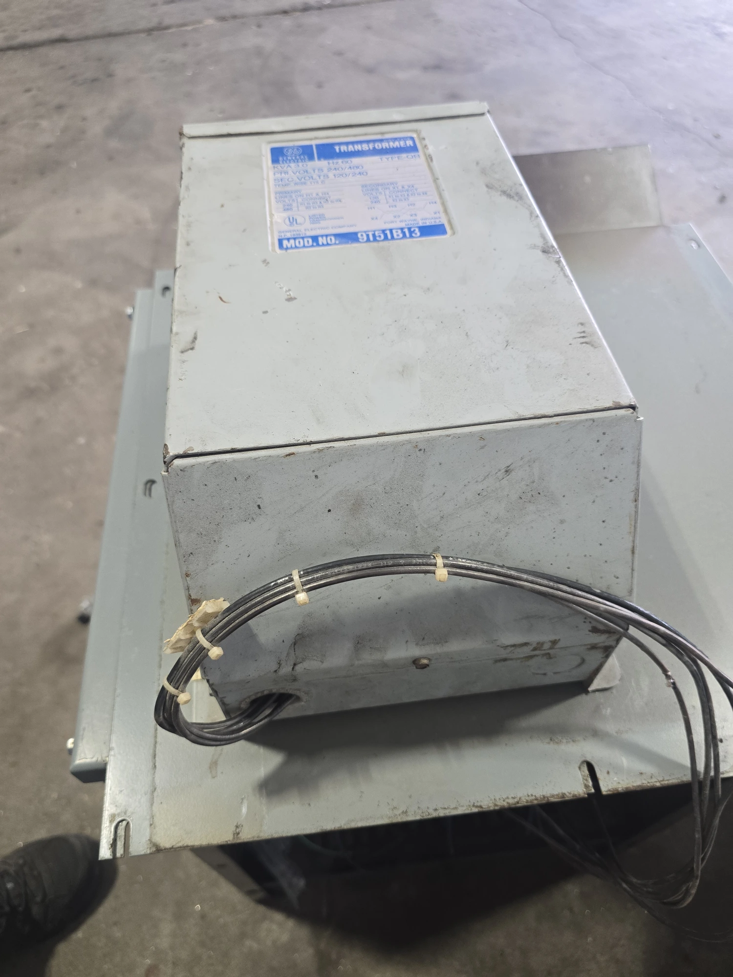 GE 9T51B13 TRANSFORMER, 3.0KVA, 1 PH, DRY TYPE, PRI 240/480V, SEC 120/240V - undefined